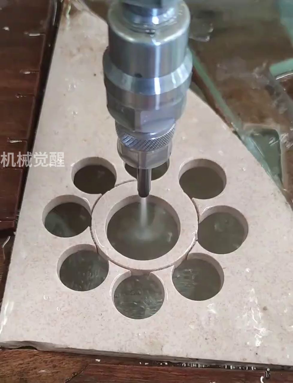 流畅的水切割技术实现圆形解压式切割.